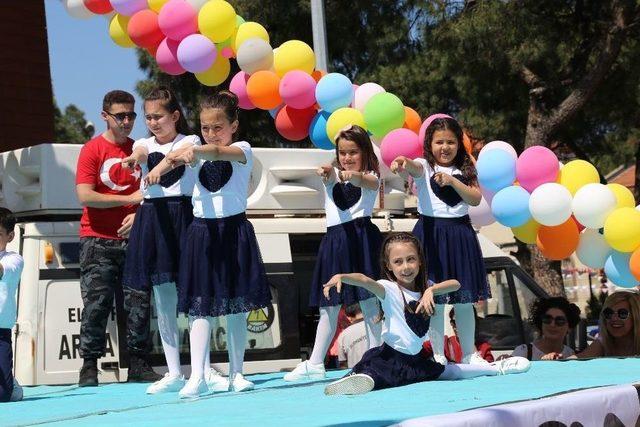 Burhaniye’de Minikler Dansları İle Göz Kamaştırdılar