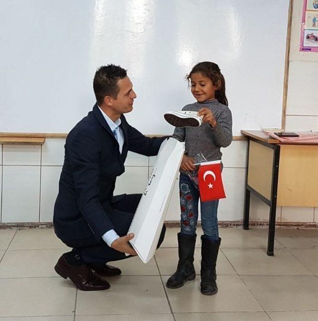 İhtiyaç Sahibi Öğrencilere Ayakkabı Ve Kırtasiye Yardımı