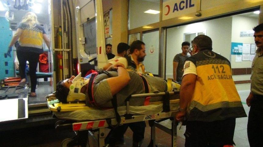 Kafa Kafaya &Ccedil;arpışan İki Otomobildeki 4 Kişi Yaralandı