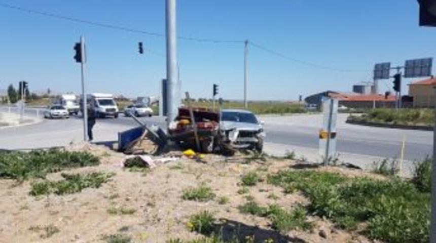 İki Otomobil Kafa Kafaya &Ccedil;arpıştı, 2 Kişi Yaralandı