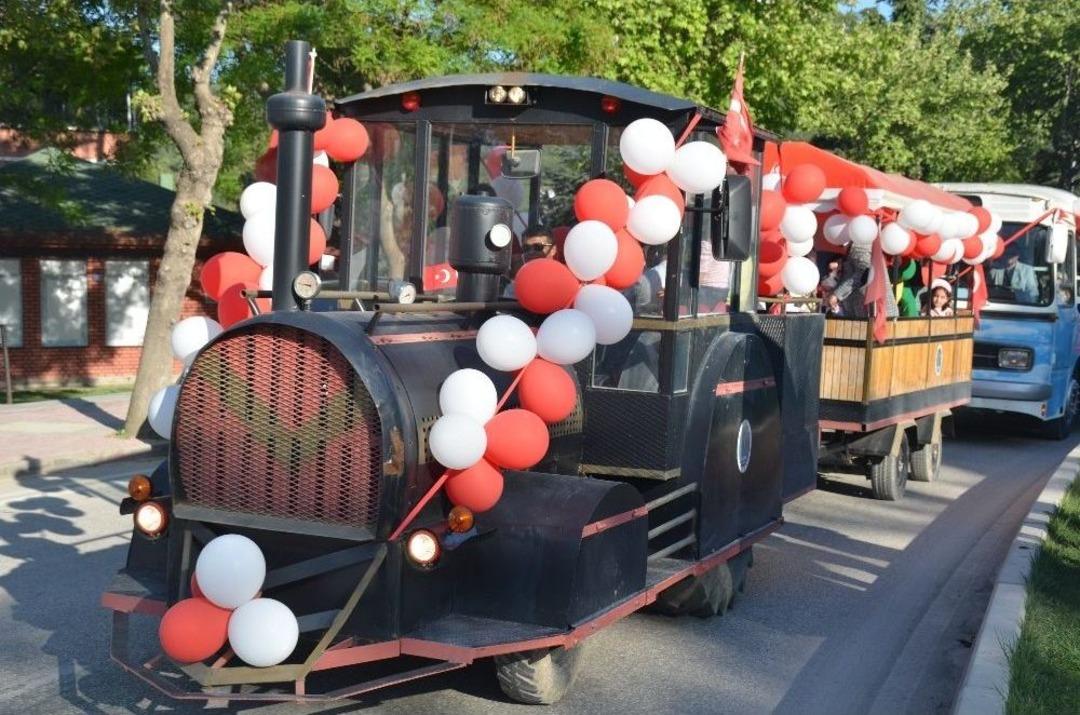 22 S&uuml;nnet &Ccedil;ocuğuna Nostaljik Kayı Ekspresiyle Şehir Turu