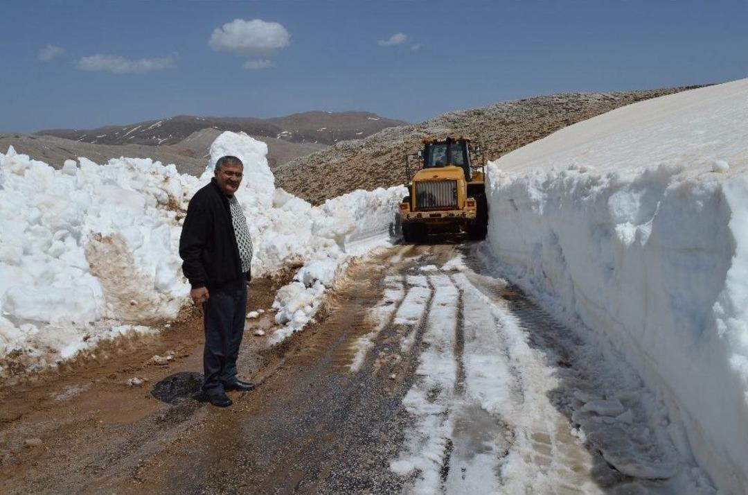 Antalya&rsquo;da Nisan Ayında 5 Metrelik Karla M&uuml;cadele