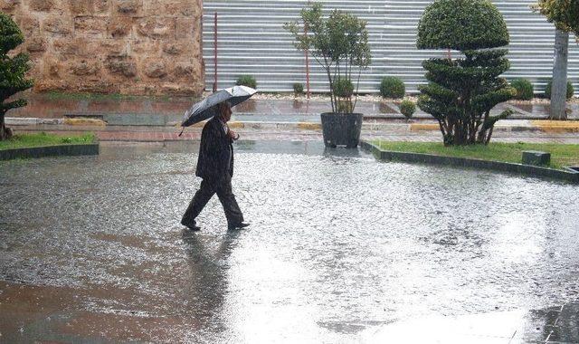 Antalya Yağmura Teslim