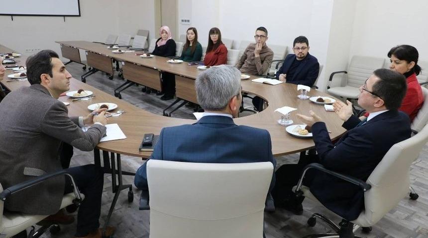 Rekt&ouml;r Kızılay İletişim Fak&uuml;ltesini Gezdi