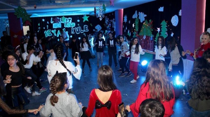 Beyaz Kule Okulları &Ouml;ğrencileri Yeni Yılı Coşkuyla Kutladı