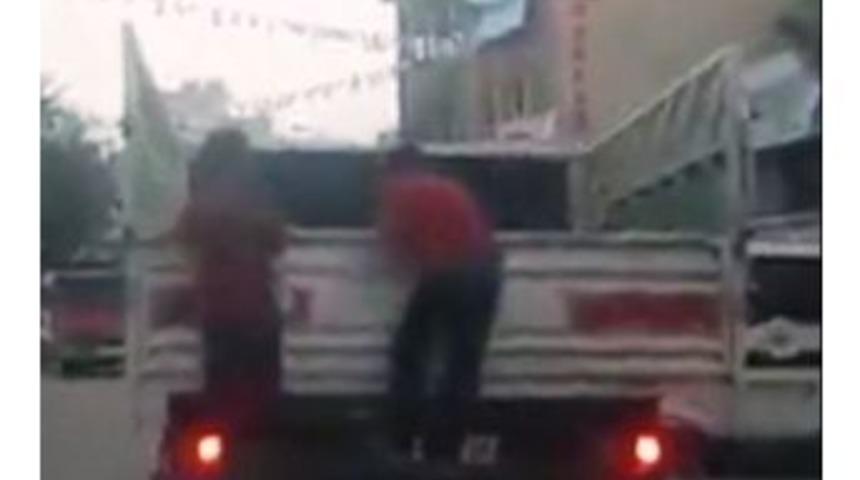 Çocukların Kamyonetin Arkasından Tehlikeli Yolculuğu