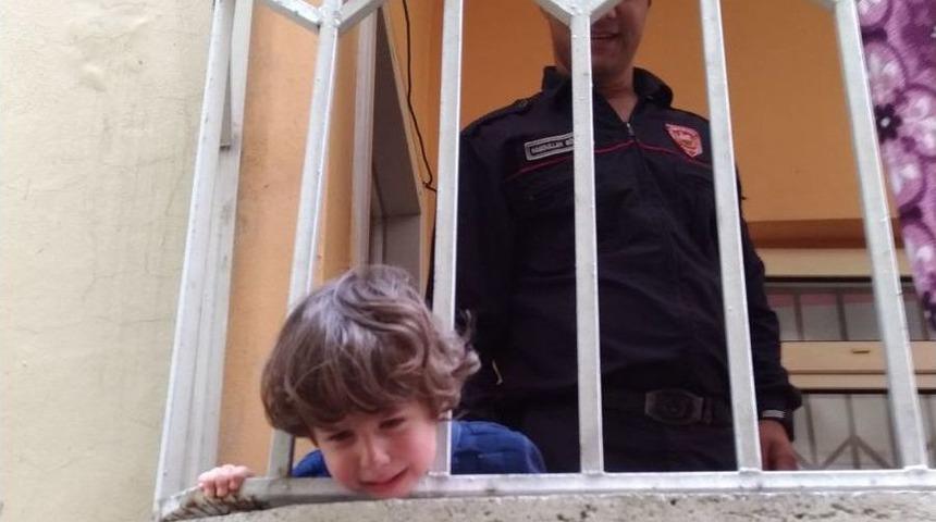 Başı Parmaklıklara Sıkışan &Ccedil;ocuğu İtfaiye Kurtardı