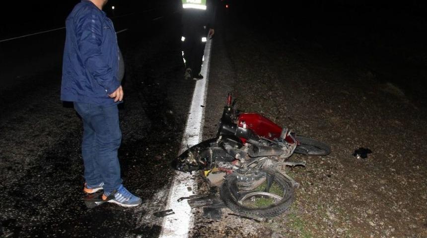 Devrilerek S&uuml;r&uuml;klenen Motosikletteki 2 Kişi Yaralandı