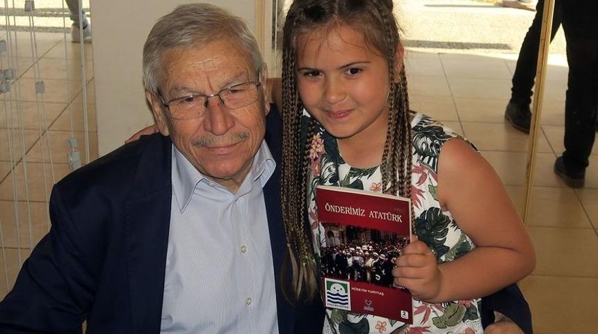 Şair Yazar H&uuml;seyin Yurttaş Fo&ccedil;a&rsquo;da Okuyucuları İle Buluştu