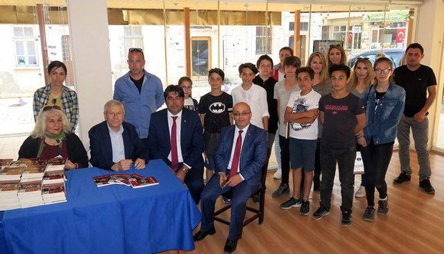 Şair Yazar Hüseyin Yurttaş Foça’da Okuyucuları İle Buluştu