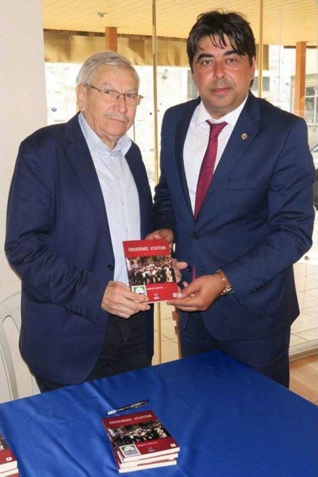 Şair Yazar Hüseyin Yurttaş Foça’da Okuyucuları İle Buluştu