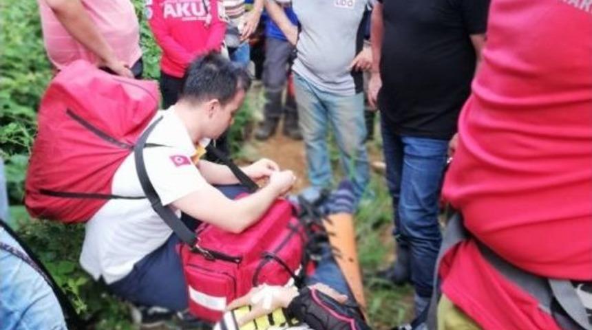 Dağlık Alanda Yaralanan Motosikletçiyi Ekipler Kurtardı