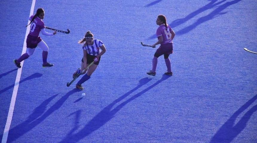 Polisg&uuml;c&uuml; Kadın Hokey Takımı Namağlup Lider