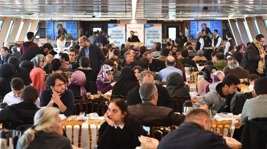 &Uuml;sk&uuml;dar&rsquo;da Şiirler Boğaz&rsquo;ın Eşsiz Manzarası Eşliğinde Okundu