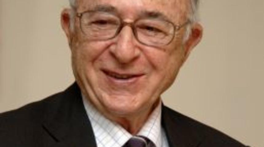 Sel&ccedil;uk Yaşar&rsquo;a Ş&uuml;kran Plaketi