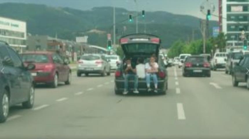 Otomobilin Bagajında Kilometrelerce Yol Gittiler