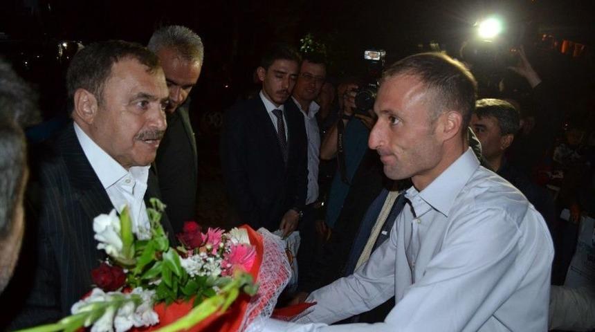 Bakan Eroğlu, Sinanpaşa&rsquo;da Vatandaşlarla Bayramlaştı