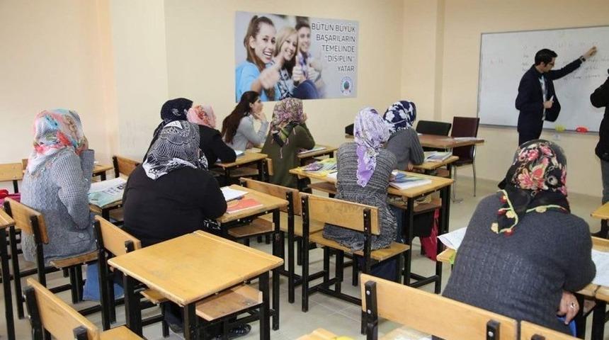 Siirt&rsquo;te Kadın Kursiyerler Okuma Yazma &Ouml;ğreniyor