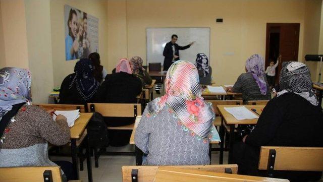 Siirt’te Kadın Kursiyerler Okuma Yazma Öğreniyor