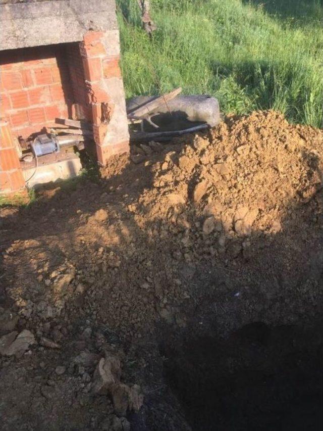 Defineciler Vatandaşın Evinin Bahçesini Köstebek Yuvasına Çevirdi 1