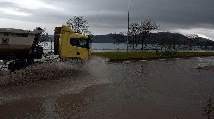G&ouml;lete D&ouml;nen Yol Kazaya Davetiye &Ccedil;ıkarıyor