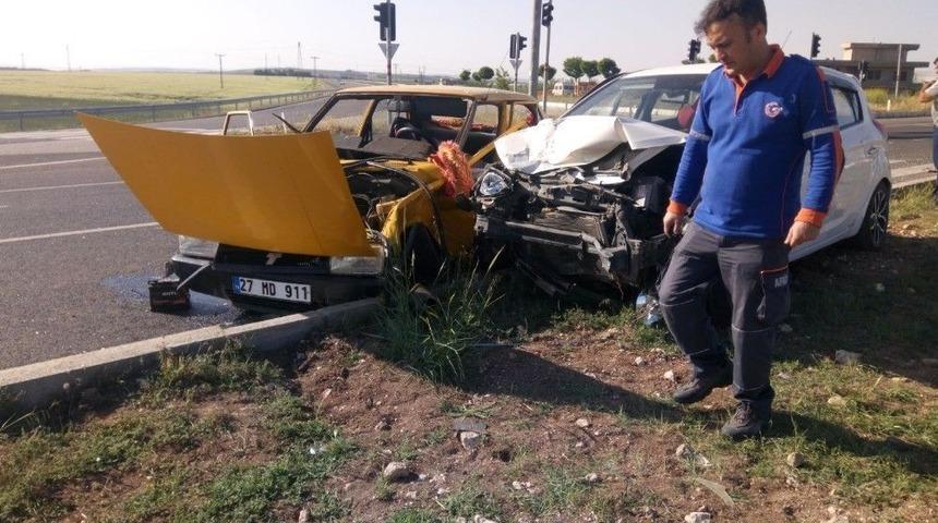 İki Otomobil &Ccedil;arpıştı: 7 Yaralı