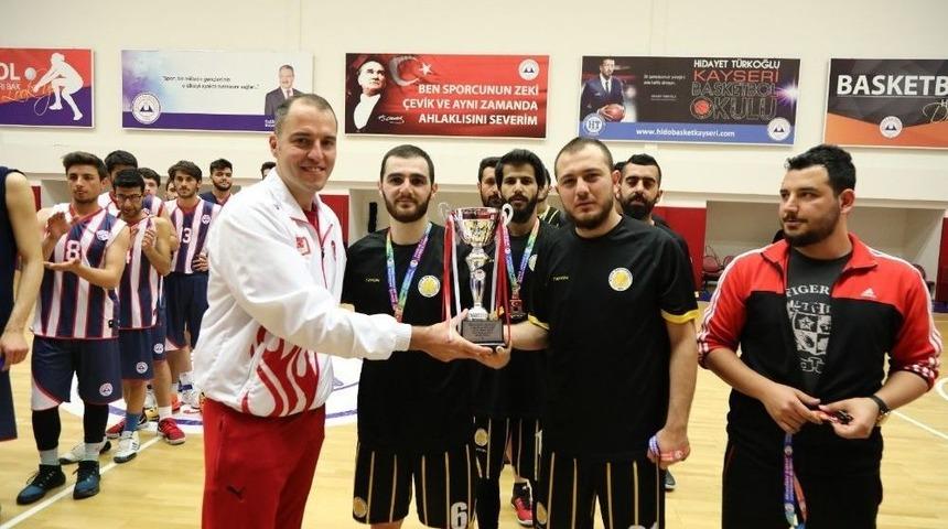 Er&uuml; Basketbol Takımı Namağlup Şampiyon