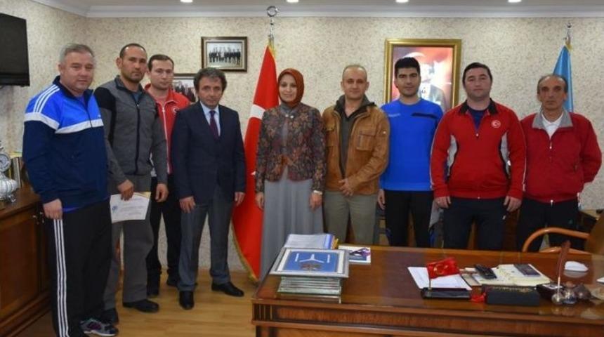 Antren&ouml;rlere Teşekk&uuml;r Belgeleri Verildi