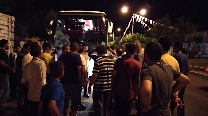 Siverek&rsquo;te Yolcu Otob&uuml;s İle Minib&uuml;s &Ccedil;arpıştı: 3 Yaralı