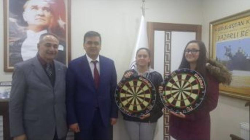 Başkan Yalçın’dan Başarılı Sporculara Dart Board Hediye Etti