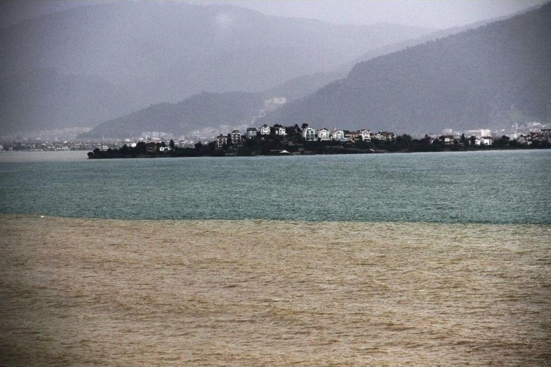 Fethiye&rsquo;de Yağmur Suyu Denizin Rengini Değiştirdi