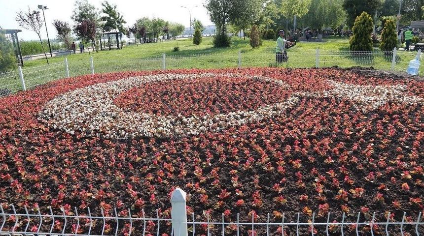 Gölbaşı’ndaki Aydınlanma Direkleri Petunyalarla Süslendi