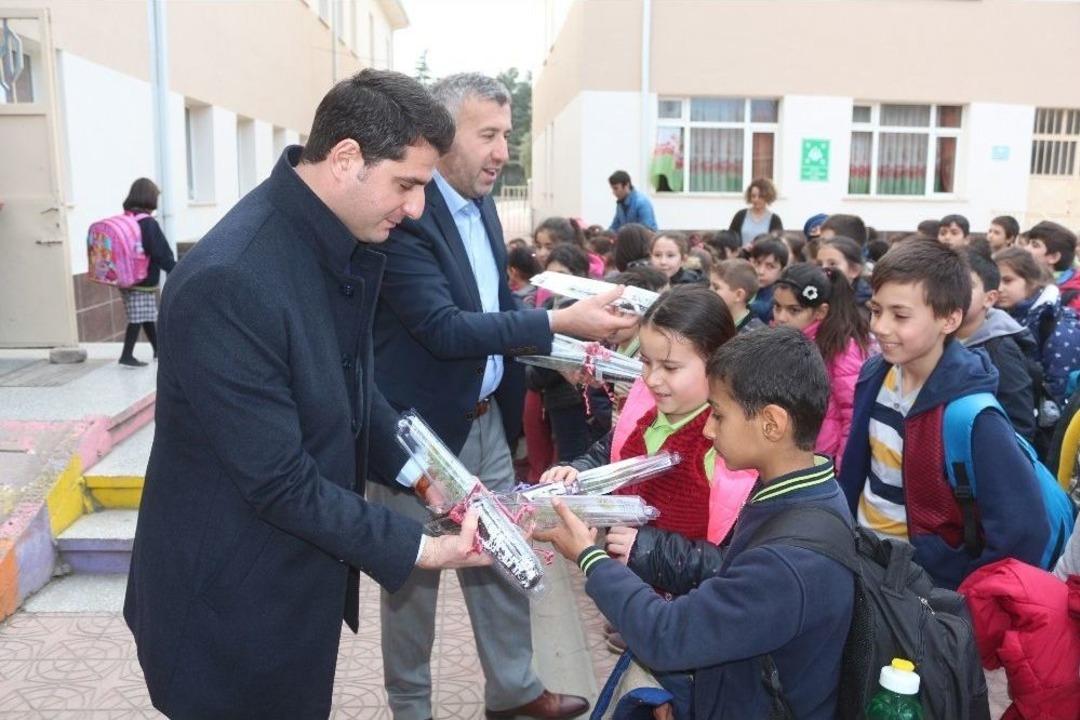 Minik Y&uuml;rekler Ağa&ccedil; Kesmeyip Fidan Dikecekler