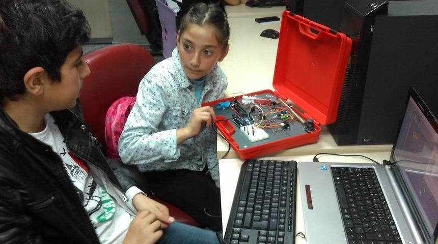 &Ccedil;ocuk Meclisinde Robotik, Kodlama Ve &Uuml;&ccedil; Boyutlu Tasarım Eğitimi