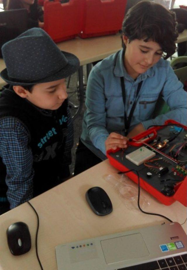 &Ccedil;ocuk Meclisinde Robotik, Kodlama Ve &Uuml;&ccedil; Boyutlu Tasarım Eğitimi 3
