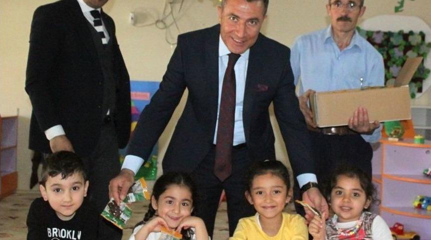 Van&rsquo;daki Okullarda Kuru &Uuml;z&uuml;m Dağıtımı