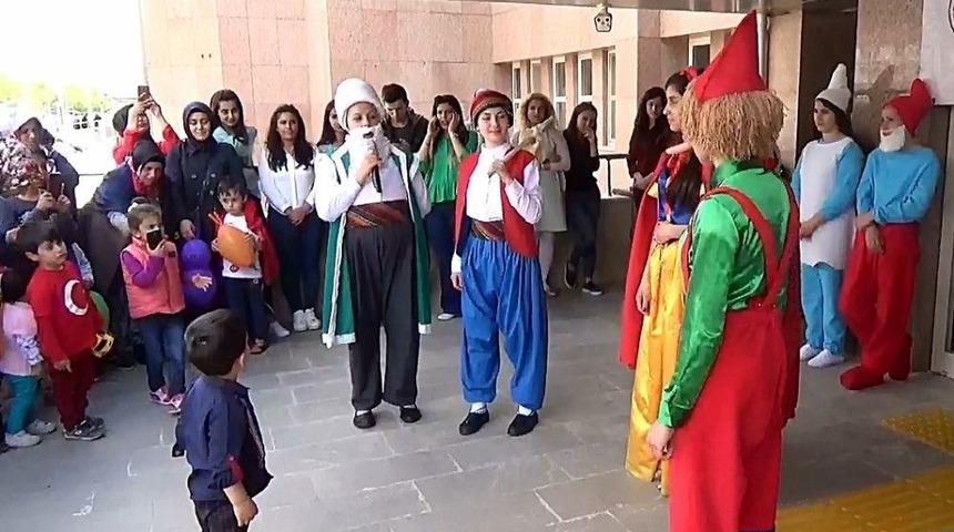 Hastane Bah&ccedil;esi &Ccedil;ocuk Sesleriyle Yankılandı