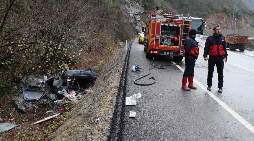 Ters D&ouml;nen Otomobilden Sağ &Ccedil;ıktılar: 2 Yaralı