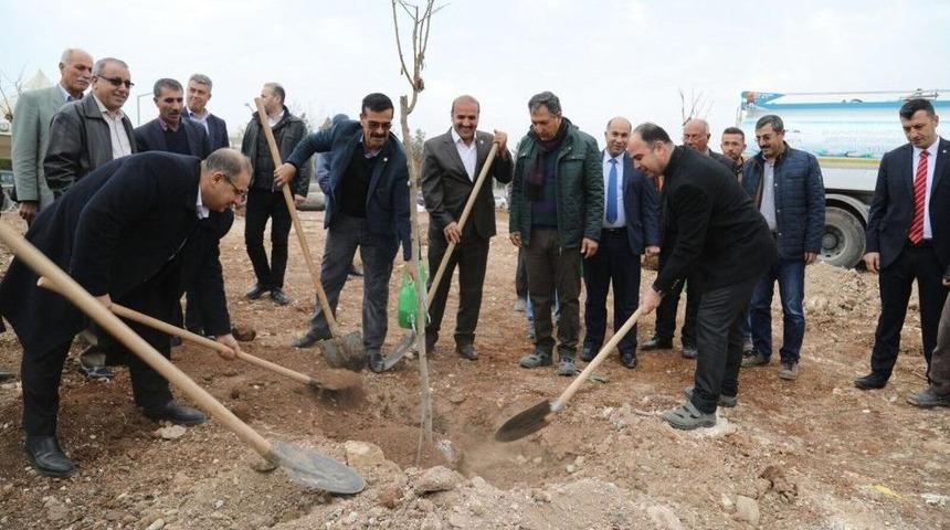 &Ccedil;ift&ccedil;i Muhtarlarla Birlikte Ağa&ccedil; Dikti