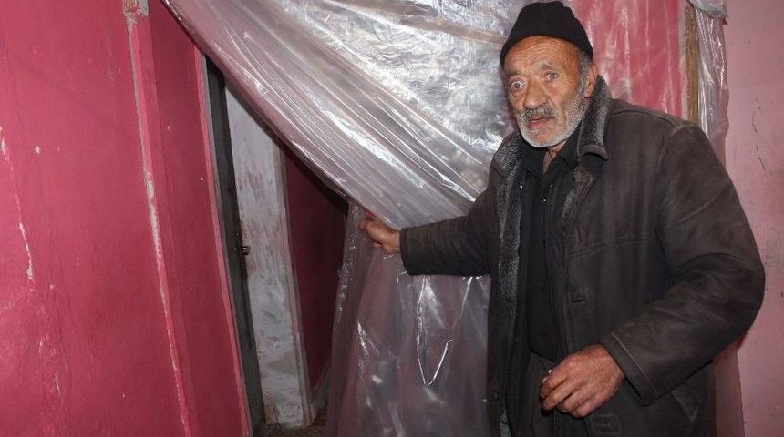 Oğlu Askerde Olan G&ouml;rme Engelli Vatandaş Yetkililerden Yardım Bekliyor