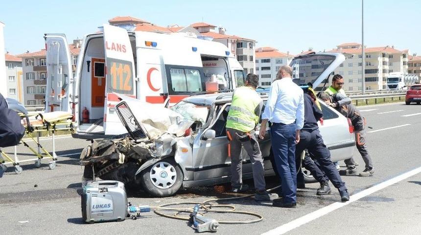 Otomobil Kamyonete &Ccedil;arptı; 1 Yaralı