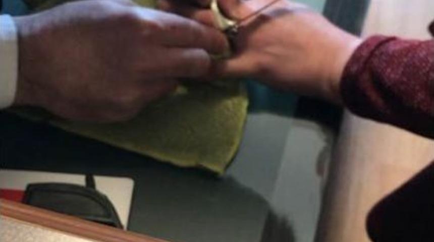 Denemek İ&ccedil;in Taktığı Y&uuml;z&uuml;k Parmağına Sıkıştı, Talihsiz Kadını İtfaiye Kurtardı