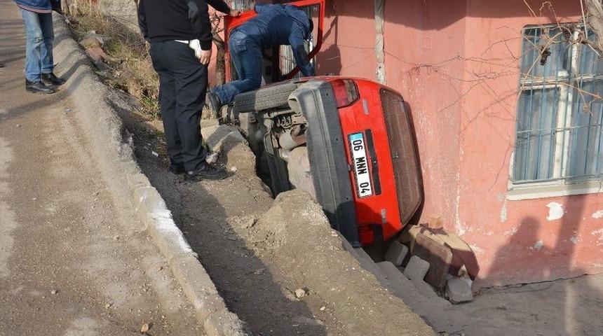 Otomobil Evin Bah&ccedil;esine D&uuml;şt&uuml;: 1 Yaralı