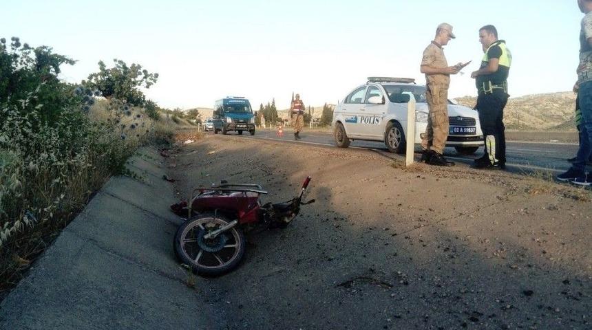 Otomobille Motosiklet &Ccedil;arpıştı: 1 &Ouml;l&uuml;