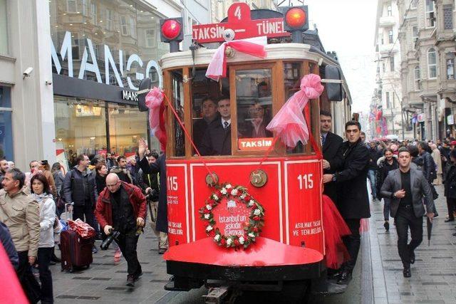 Beyoğlu’nun Simgesi Nostaljik Tramvay Seferlere Başladı