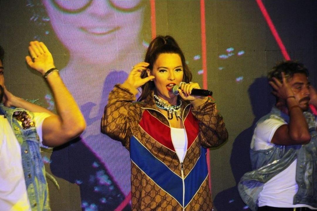 Demet Akalın Sahneye Eşofmanla &Ccedil;ıktı