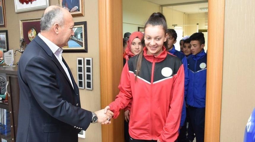 Dursunbey&rsquo;de Sporculara Kıyafet Desteği