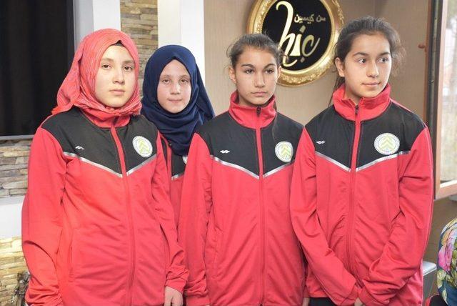 Dursunbey’de Sporculara Kıyafet Desteği