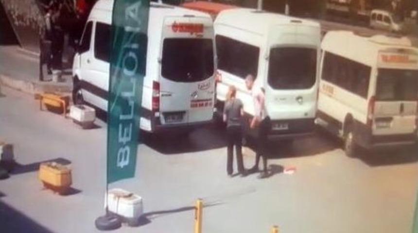 (&ouml;zel) Herkesin Ortasında Kadını Darp Etti, Kimse Umursamadı