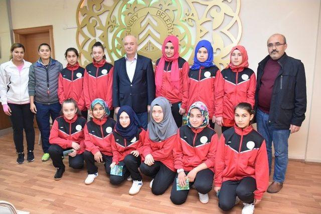 Dursunbey’de Sporculara Kıyafet Desteği